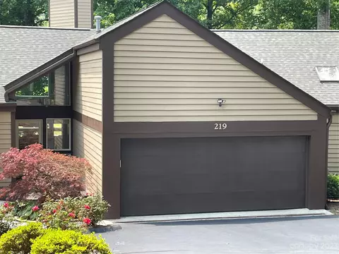 219 Winding Meadows Dr, Flat Rock, NC 28731