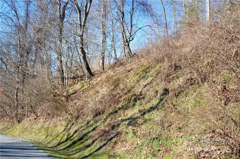 24 Lochmoor Ln, Waynesville, NC 28785