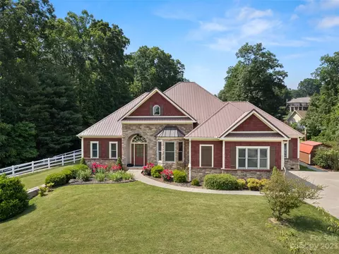 320 Dogwood Rd, Candler, NC 28715