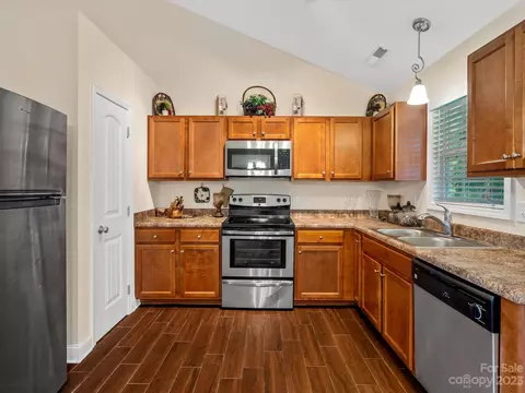 2002 Laurel Creek Ln, Monroe, NC 28110 photo 2