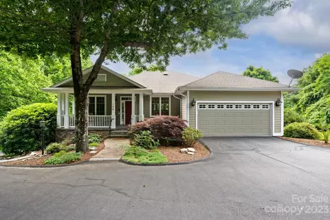 106 Pinnacle Peak Ln, Flat Rock, NC 28731
