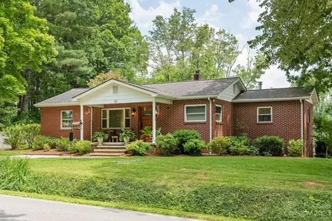52 Old Dana Rd, Hendersonville, NC 28792