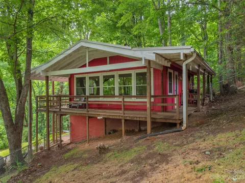 1566 Red Maple Dr, Waynesville, NC 28785