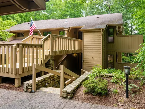 206 Live Oak Ln, Hendersonville, NC 28791