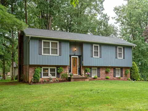 115 Tawn Dr, East Flat Rock, NC 28726