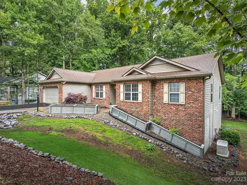 6 Bay Hill Ct, Etowah, NC 28729