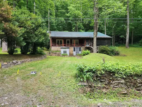 2896 Dicks Creek Rd, Whittier, NC 28789