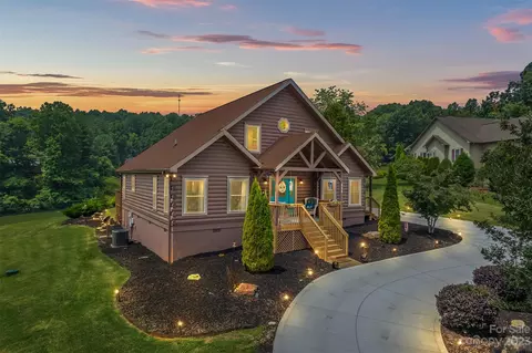 200 Knoll Ct, Lake Lure, NC 28746