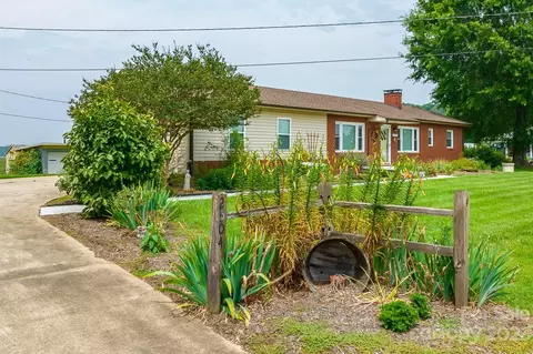 2504 Old Mountain Rd, Hiddenite, NC 28636