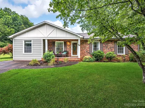 906 Greenwood Pl, Lenoir, NC 28645