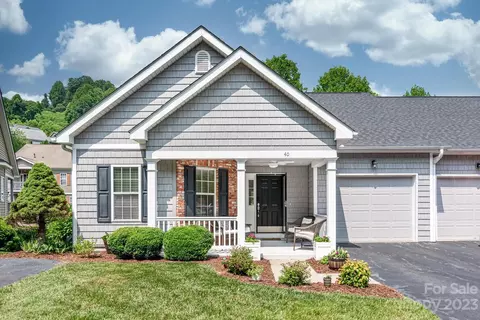 40 Old Creek Ln, Hendersonville, NC 28739