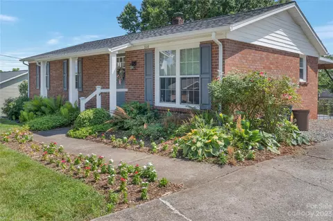 208 Stephens Dr, Morganton, NC 28655 photo 2
