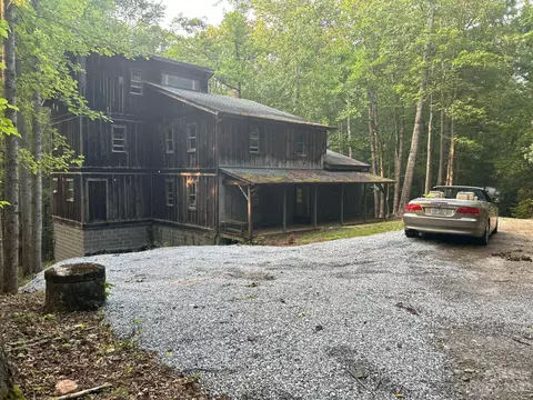 181 Sumner Pl, Zirconia, NC 28790