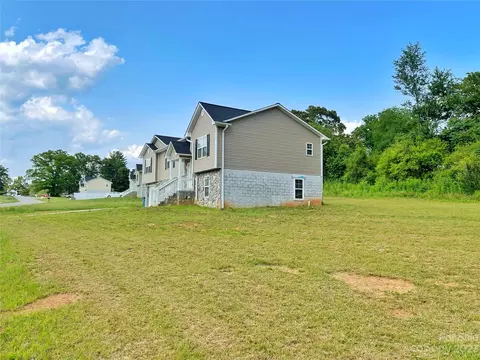 107 Green Fields Ln, Morganton, NC 28655 photo 3