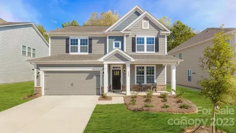 651 Fox Cove Rd, Hendersonville, NC 28792