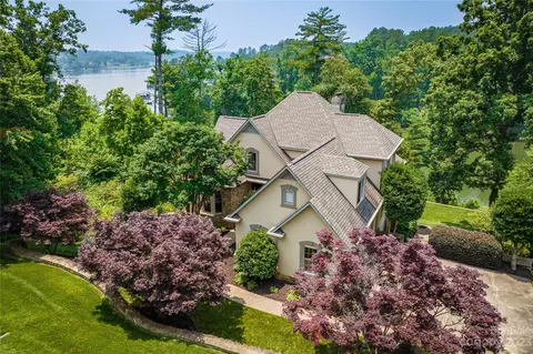 944 N Shore Dr, Hickory, NC 28601