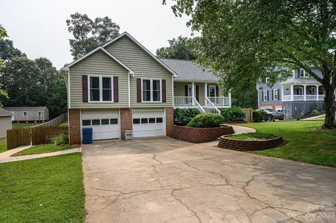 1835 Plaza Dr, Hickory, NC 28602
