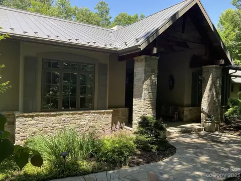 304 Piney Knoll Ln, Hendersonville, NC 28739