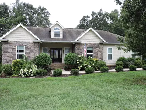 2027 Tall Oak Dr, Lenoir, NC 28645