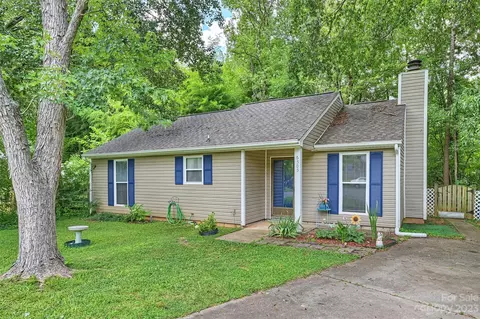6505 Oak Hollow Dr, Charlotte, NC 28227