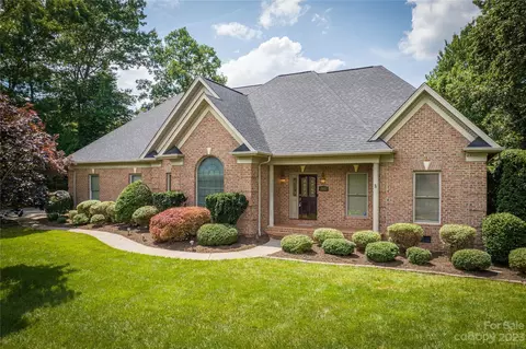 140 Wexford Pt, Hickory, NC 28601