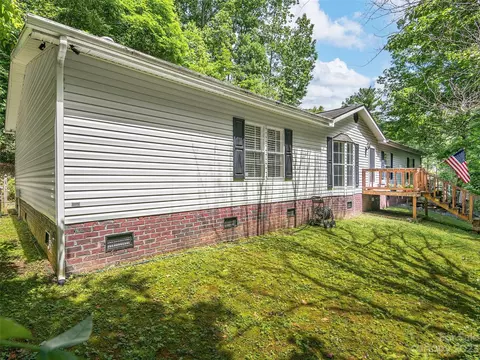16 Sky Forest Dr, Swannanoa, NC 28778