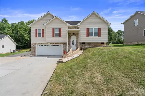 305 Pine Meadows Cir, Hickory, NC 28601