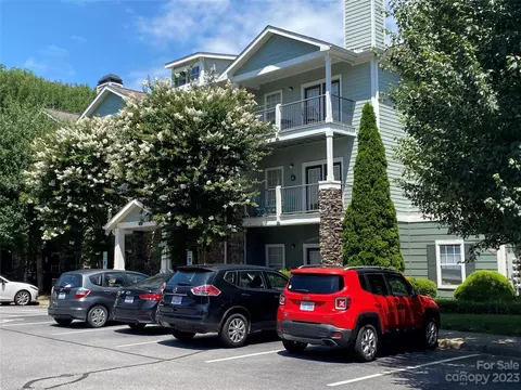 700 Vista Lake Dr #307, Candler, NC 28715
