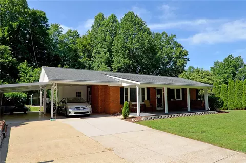 100 Oak Cir, Marion, NC 28752