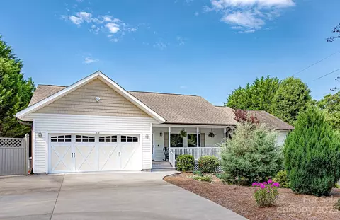 50 Meadow Dr, Horse Shoe, NC 28742