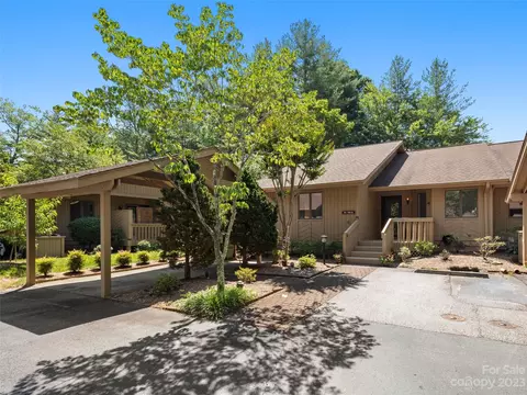 302 N Scarlet Oak Ln, Hendersonville, NC 28791