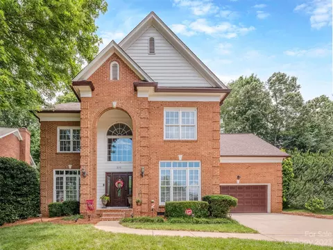 310 Southern Cross Ln, Matthews, NC 28105