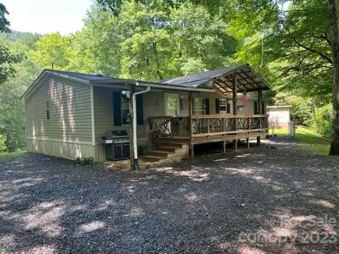 424 Mayapple Dr, Robbinsville, NC 28771