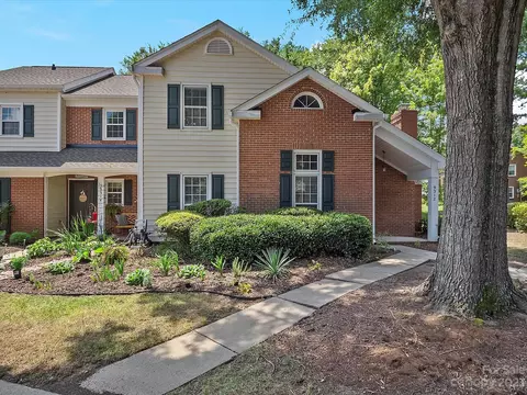 9312 Kings Falls Dr, Charlotte, NC 28210