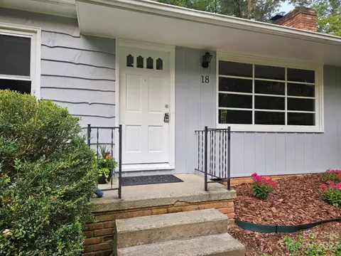 18 Governors Ct, Asheville, NC 28805