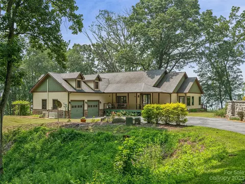 221 Lookout Pt, Clyde, NC 28721