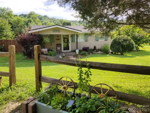 1226 Delwood Dr, Lenoir, NC 28645