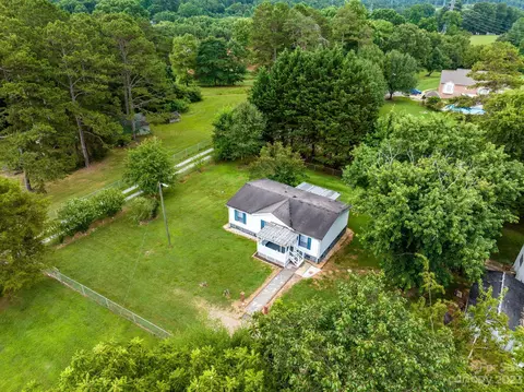 8619 Canary St, Hickory, NC 28601