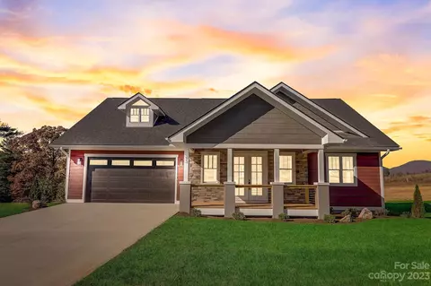 93 Maple Knoll Dr, Hendersonville, NC 28792