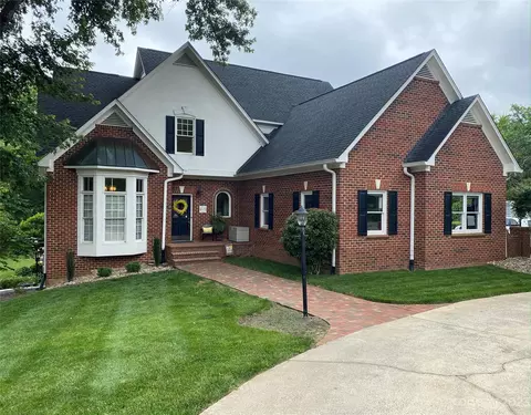 925 10th Avenue Dr NW, Hickory, NC 28601
