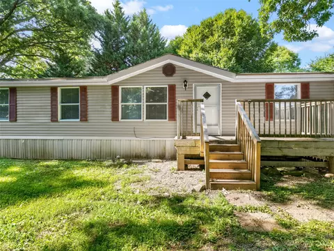 58 Morgan Ln, Hendersonville, NC 28739