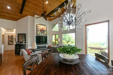2131 Mountain Air Dr, Burnsville, NC 28714