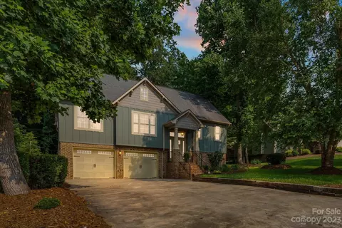 106 Maplewood Ct, Hudson, NC 28638