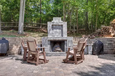 19 Woodvine Ln, Lake Wylie, SC 29710