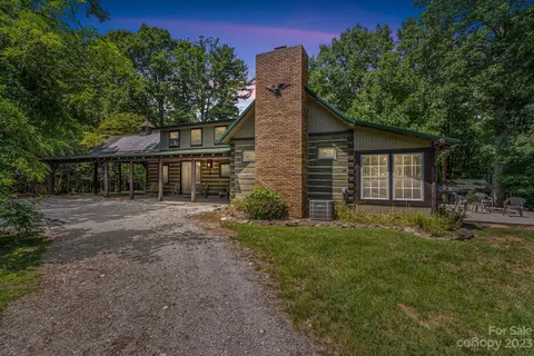 221 Fiddlers Ln, Mills River, NC 28759