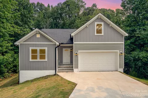 112 Pinebluff Ct, Mount Holly, NC 28120