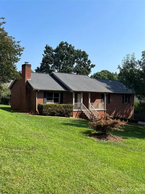 4202 Arrowhead Dr, Hickory, NC 28601