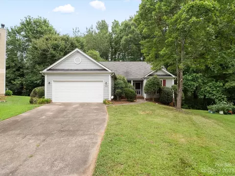 8301 Houndstooth Dr, Charlotte, NC 28227