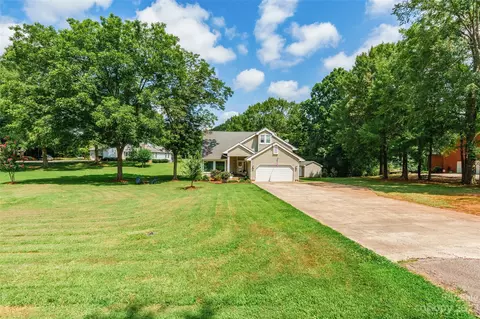 907 Snow Dr, Lancaster, SC 29720