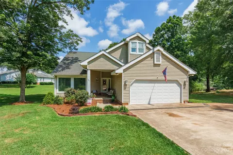907 Snow Dr, Lancaster, SC 29720 photo 2